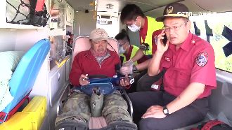 落跑山友為包僵持　空勤驚險滯空