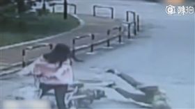 女騎士超車把大媽撞倒血流不止，竟還佯裝路人圍觀。（圖／翻攝澎湃新聞）
