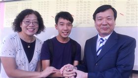 高普考放榜 台大生考上雙榜首公務人員高普考19日放榜，84年次的台大應屆畢業生陳緣毫（中）考上社會行政類科的高普考雙榜首，他自南投北上看到金榜題名，開心的與考試院副院長李逸洋（右）合照。中央社記者李淑華攝   107年9月19日