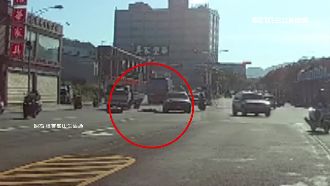 撞轎車噴飛　女騎士翻滾倒地無人相助