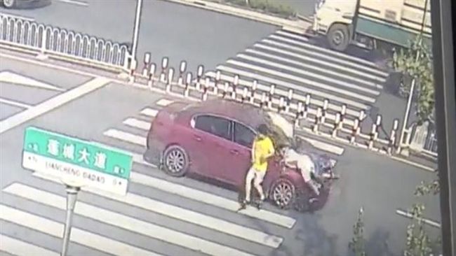 媽轉頭訓斥3小孩　下一秒…撞死路人