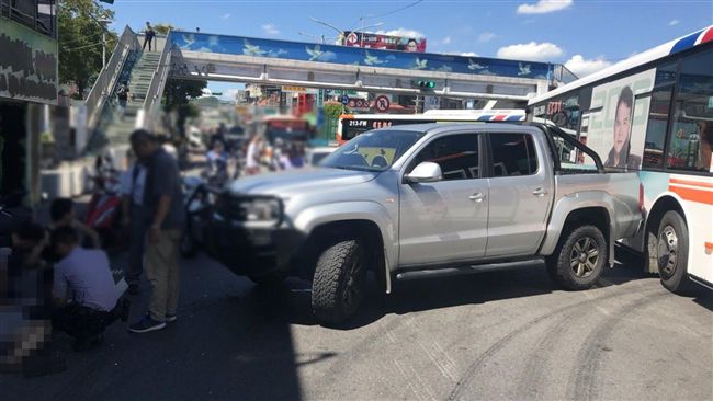 輔大前死亡車禍　貨車迴轉擦撞騎士亡