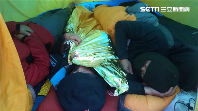 獨／憂撐不過那夜…受困警消說出心聲