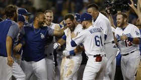 ▲Chris Taylor擊出再見全壘打接受隊友瘋狂祝賀。（圖／美聯社／達志影像）