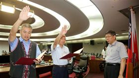 北市原民會新主委陳誼誠出任台北市政府秘書長張哲揚（中）、原民會主委陳誼誠（左）17日上午在台北市政府宣誓就職。圖右為台北市長柯文哲。（台北市政府提供）中央社記者梁珮綺傳真  106年10月17日
