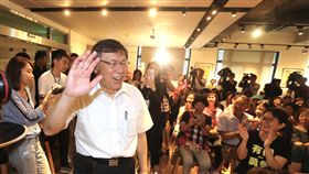 柯文哲出席女性後援會活動（1）台北市長柯文哲（前左）15日出席柯文哲女性後援會在台北主辦的惜食座談活動，進場時向與會民眾揮手致意。中央社記者徐肇昌攝　107年9月15日