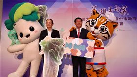 林佳龍：翠玉白菜將在花博展出台中市長林佳龍（右）19日前往台北故宮博物院舉辦「花現玉白菜」花博聯合宣傳記者會，宣布故宮超人氣文物翠玉白菜將在花博后里馬場園區展出。（台中市府提供）中央社記者郝雪卿傳真  107年9月19日