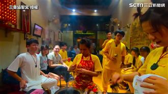 乩身開心秀新玩具　蓮花太子一秒奪走