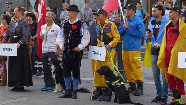 「腿腿」加油！勇犬掛國旗替台灣出征