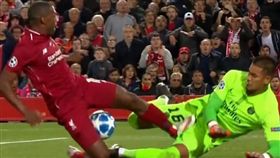 男人最痛！巴黎門將下體慘遭釘鞋重鏟
歐冠聯賽,巴黎聖日爾曼,Alphonse Areola
翻攝畫面