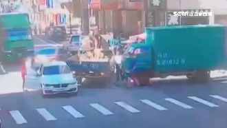 手煞車沒拉！貨車滑落斜坡撞百萬轎車