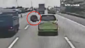 槽車大輪胎脫落　Z字型彈飛砸中後車