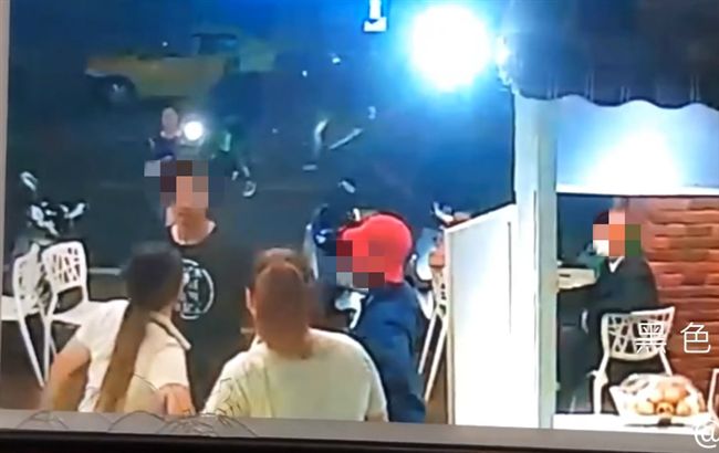 男隨機攔車踹婦！2女霸氣反制被讚翻
