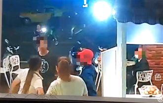 男隨機攔車踹婦！2女霸氣反制被讚翻