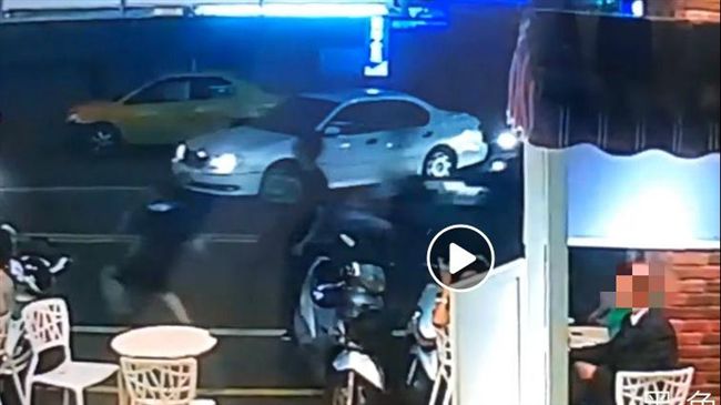 男馬路中央以肉身擋機車　還踢飛婦人