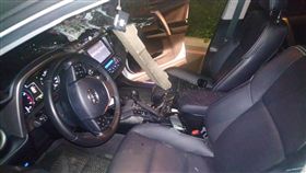 新竹,水泥石柱,崩落,砸車,台鐵橋墩（圖／翻攝自新竹爆料公社臉書）