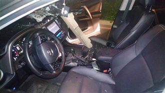 石柱從天而降砸穿車　險擊中駕駛