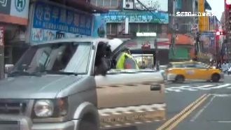 毒蟲躲盤查衝撞　警棍破窗強拉逮人