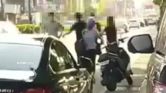 倒車險撞騎士　車主不滿遭嗆抓狂開揍
