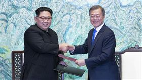 兩韓峰會　文在寅金正恩簽署板門店宣言南北韓高峰會取得重大成果，南韓總統文在寅（右）與北韓領導人金正恩（左）27日下午正式簽署板門店宣言，商定停止一切敵對行為。兩人完成簽署後交換宣言並握手致意。中央社　107年4月27日