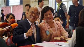 完成參選登記  蘇貞昌：讓新北更新更好民進黨新北市長參選人蘇貞昌（前左）30日由由妻子詹秀齡（前右）陪同，到新北市選委會登記參選。他表示，新北市近年來一直被比下去，他參選就是要帶來改變，讓新北變得更新、更好。中央社記者林長順攝  107年8月30日