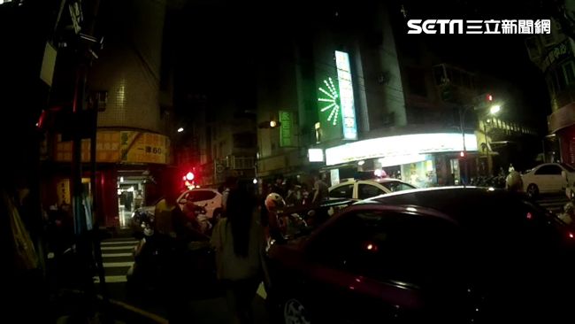假還錢真撂16人談判！男持刀砍債主