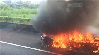 烈焰沖天！路竹火燒車　貨車燒成廢鐵