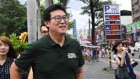 姚文智東湖市場掃街拜票（1）民進黨台北市長參選人姚文智（前）16日上午前往東湖市場掃街拜票，尋求民眾支持。中央社記者王飛華攝　107年9月16日