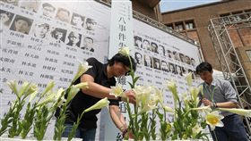 二二八事件失蹤受難者追思紀念會（3）二二八事件失蹤受難者追思紀念會5日在二二八國家紀念館戶外庭園廣場舉行，主辦單位一一唱名失蹤受難者姓名，獻上鮮花追思悼念。中央社記者裴禛攝　107年4月5日