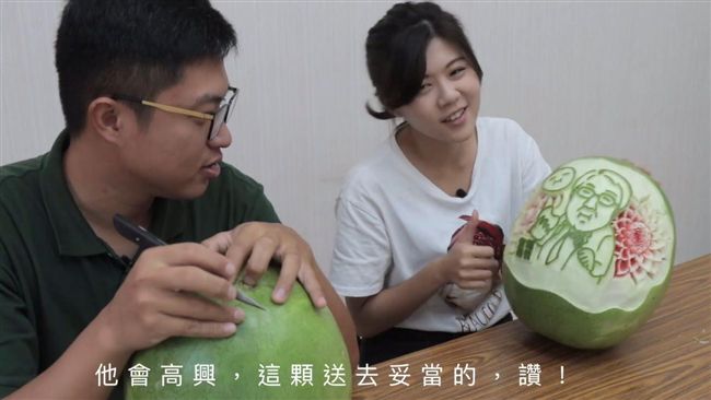 蘇芷婕曾任黃偉哲競選團隊發言人，外型亮眼獲封「仙氣學姊」。（圖／翻攝黃偉哲臉書）