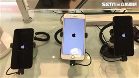 蘋果官方18日釋出iOS 12作業系統，不少用戶更新後，發現效能、速度上都有明顯提升，甚至大讚「順暢度極高」。有網友日前經過台北市的通訊行，「貼心」的幫iPhone展示機更新至iOS 12。不少網友看到後，都忍不住笑翻，紛紛直喊「真的很壞餒XD」。（圖／網友Steven WU授權提供）