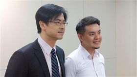 解決化療掉髮新曙光　台大團隊找到解藥台灣大學工學院暨醫學院醫學工程研究所教授林頌然（左）團隊研究發現，利用蛋白活化毛囊球基底幹細胞可解決癌症病人化療、電療掉髮情形。中央社記者朱則瑋攝  107年9月19日