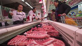 中國民眾擔心物價上漲中國生豬價格自5月中旬到8月中旬已上漲了33%。貿易戰加上非洲豬瘟、夏糧減產等因素，讓中國民眾越來越擔心物價會快速上漲。圖為1月時，民眾在山西太原的超市選購豬肉。（中新社提供）中央社　107年8月25日