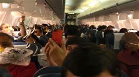 印度捷達航空機師忘記調節艙壓，導致乘客耳鼻受傷流血（圖／翻攝Darshak Hathi推特）