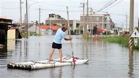 823嘉義淹水成因（3）823豪雨造成嘉義縣沿海鄉鎮市淹水嚴重，排水不及，沿海地層下陷區又逢大潮、退水不易是淹水主因。低窪地區災民需靠竹筏外出。中央社記者黃國芳攝　107年9月17日