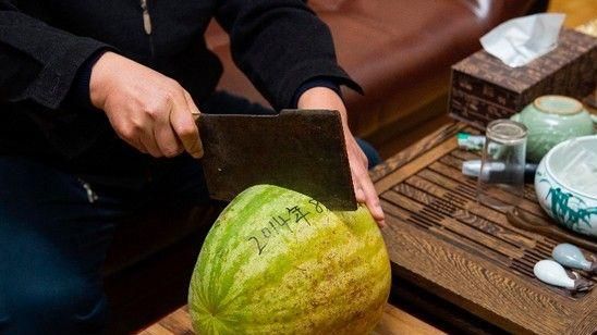 西瓜放4年整顆好好　他切開裡面嚇傻