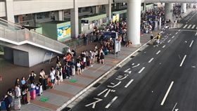 水淹關西機場  滯留旅客等搭車颱風燕子4日襲日本，關西國際機場淹水癱瘓，大量旅客滯留，5日有許多旅客排隊等著搭巴士離開機場。（許姓民眾提供）中央社記者蕭博陽南投縣傳真  107年9月6日