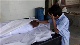 印度貧民下水道工人阿倪歐意外死亡，11歲兒子「撫屍痛哭」。（圖／翻攝自推特）