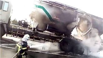 西濱傳槽車起火燃燒！槽體被炸出大洞