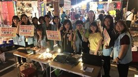 ▲記帳士公會全聯會在夜市擺攤爭取民眾支持。（圖／記帳士公會全聯會提供）
