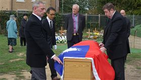 費茲派翠克棺木安葬英國老兵費茲派翠克葬禮20日在英國里茲舉行，完成他以中華民國國旗覆棺的遺願後，在墓地安葬。中央社記者戴雅真里茲攝 107年9月21日