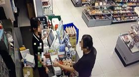 奧客拿包裹不出示本人證件，還把工讀生妹妹唸到哭。（圖／翻攝爆廢公社）