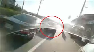 逆向車高速切入！騎士逃死劫狂譙髒話