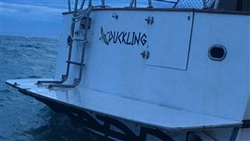 香港遊艇故障　漂流數百公里到澎湖望安（2）香港一艘「DUKKLING」遊艇因故障在海上漂流11天後，擱淺在澎湖望安網垵口海灘，海巡署第13巡防區指揮部等單位直接吊掛，並通報遊艇的保險公司台灣代理前來處理。（海巡署金馬澎分署第13巡防區指揮部提供）中央社　107年8月20日