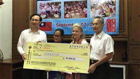 童振源率團訪視泰緬邊境援助計畫並捐款中華民國政府長期援助泰國與緬甸邊境的難民營，駐泰代表童振源（左一）和國際事務會執行長賴銘琪（右一）代表政府捐款。（駐泰國代表處提供）中央社記者劉得倉曼谷傳真　107年9月10日