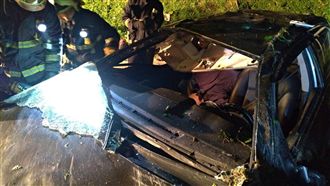 情侶駕車撞護欄翻車　20歲女友慘死