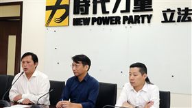遏制假新聞氾濫　黃國昌盼行政部門速提方案時代力量黨主席黃國昌（左）18日表示，遏制假新聞氾濫，「的確已經提升到國家安全的層級」，特別是來自中國惡意的攻擊，政府必須積極面對，希望行政部門盡速提出方案。中央社記者郭日曉攝　107年9月18日