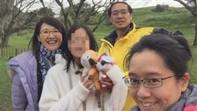 國民黨前發言人、不當黨產處理委員會委員楊偉中明天告別式，楊定居紐西蘭的姊姊楊偉珊，與楊偉中一家人開心合影。（圖／翻攝自楊偉珊臉書）