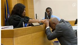 遭神探陷害！14歲少年蹲17年冤獄　平反那刻握法官手爆哭：我等了27年(圖/翻攝自紐約時報)
