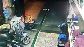 檳榔攤老闆在監視器看到詭異人頭浮出表面，嚇到找警方求助。（圖／翻攝畫面）